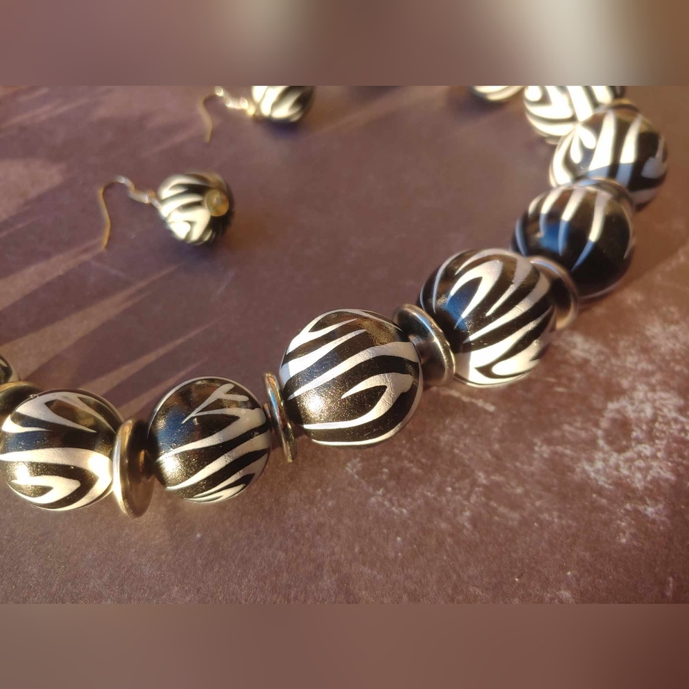RARE/Vintage 80's Zebra wooden beaded necklace & earring set. - Picture 6 of 17